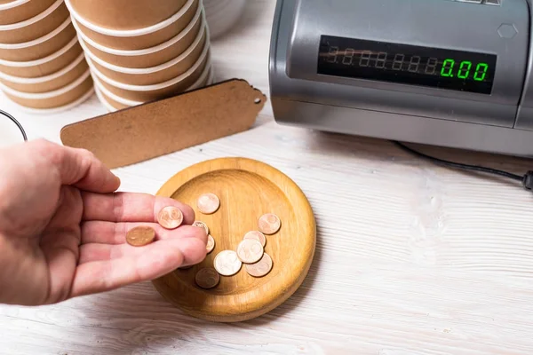 Registratore di cassa e portacarte in legno nel caffè — Foto Stock