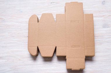 Posta ofis masasında posta paketi