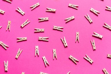 Kağıt renkli arka plan metni, ahşap klipleri