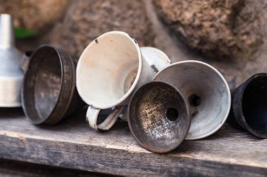 Çok antika metal ahşap masaya huniler