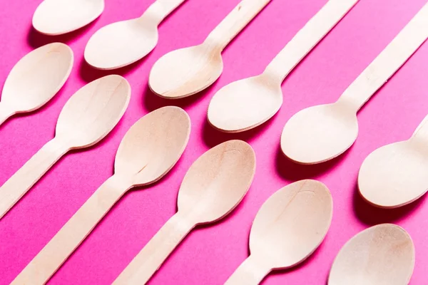 Lote de cucharas de madera sobre fondo colorido — Foto de Stock