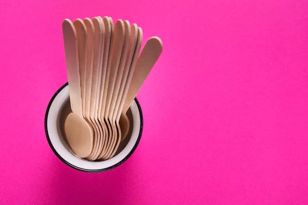 Conjunto de taza de té y cucharas de madera sobre fondo colorido — Foto de Stock