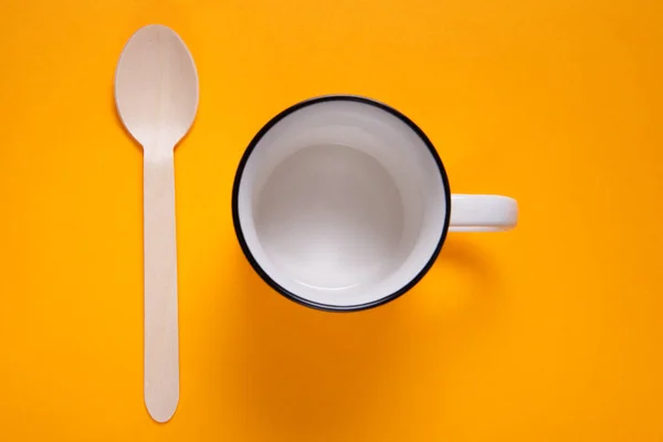 Набор чашки чая и деревянной ложки на красочном фоне — стоковое фото