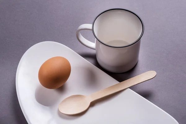 Petit déjeuner simple, oeuf cuit sur porcelaine blanche — Photo