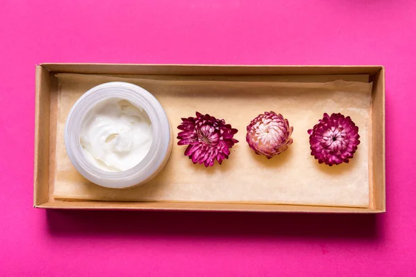 Crème cosmétique sur fond rose — Photo