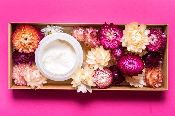 Cosmetische crème op roze achtergrond — Stockfoto