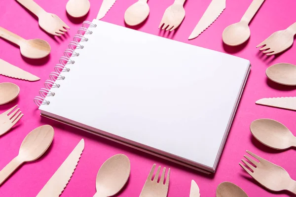 Cuaderno espiral sobre mesa de cocina rosa — Foto de Stock