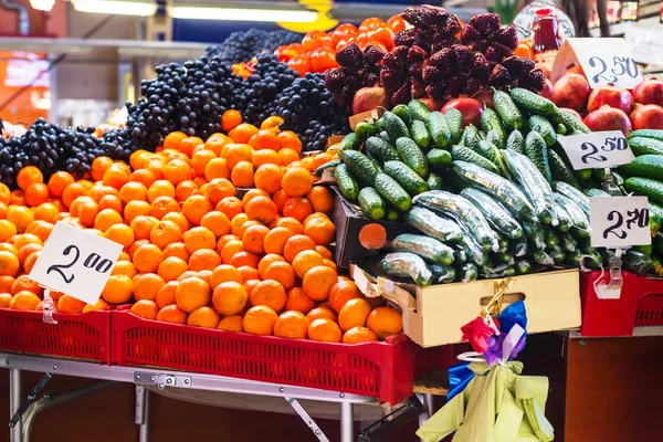 Spousta ovoce a zeleniny na trh City — Stock fotografie