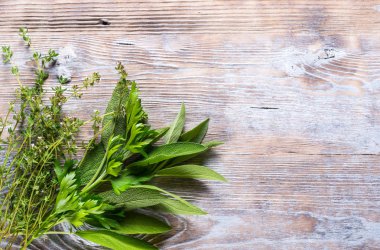 Yeşil ahşap arka planda, kopya alanı baharat