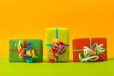 Üç hediye kutuları ob renkli arka plan