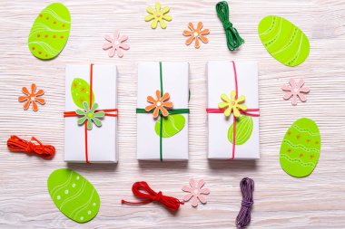 Üç kutuları ahşap arka plan, Happy Easter kavramı üzerinde hediye