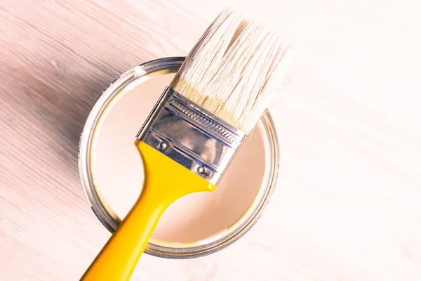Pintura Cepillo Vista superior En piso pintado fresco — Foto de Stock