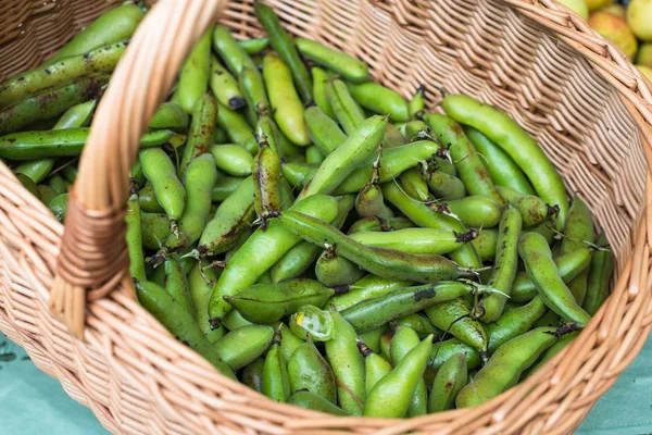 Gröna ärtor på matmarknaden i jordbrukare — Stockfoto