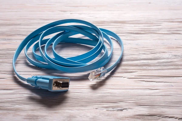 HDD и консольный кабель на деревянном столе — стоковое фото