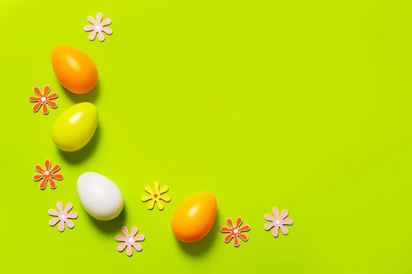 Decoración de Pascua sobre fondo verde —  Fotos de Stock