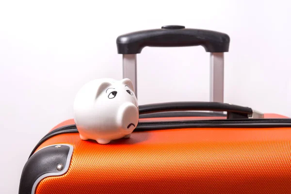 Triste alcancía y maleta, Ahorre dinero para el concepto de viaje — Foto de Stock