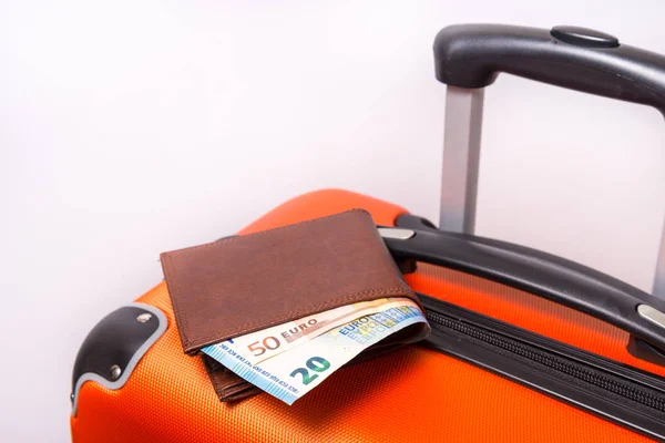 Billetera con Euro y maleta, Ahorre dinero para el concepto de viaje — Foto de Stock