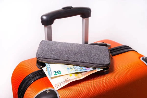 Billetera con Euro y maleta, Ahorre dinero para el concepto de viaje — Foto de Stock