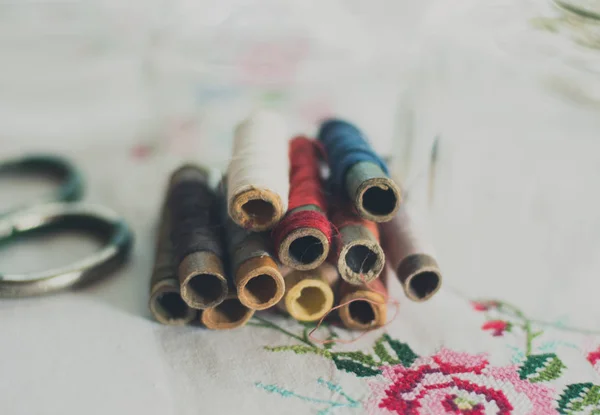 Набор винтажных нитей для шитья — стоковое фото
