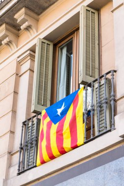 Catalunya bir bayrağı ile pencere. Bağımsızlık konusunda referandum