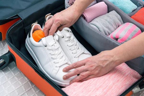 Mujer manos poniendo ropa a la maleta, organizador de la bolsa — Foto de Stock