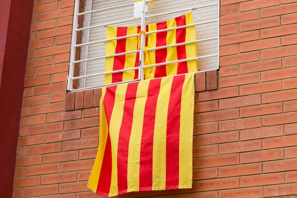 Catalunya bir bayrağı ile pencere. Bağımsızlık konusunda referandum, — Stok fotoğraf
