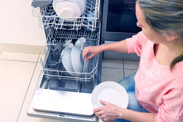 Mujer trabajando con lavadora — Foto de Stock