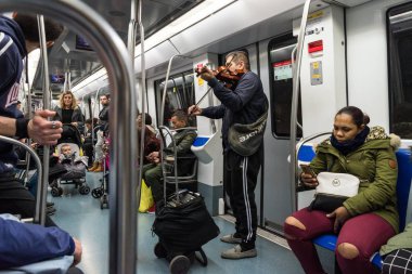 Barselona, İspanya, 07 Mart 2018 sokak müzisyen metro
