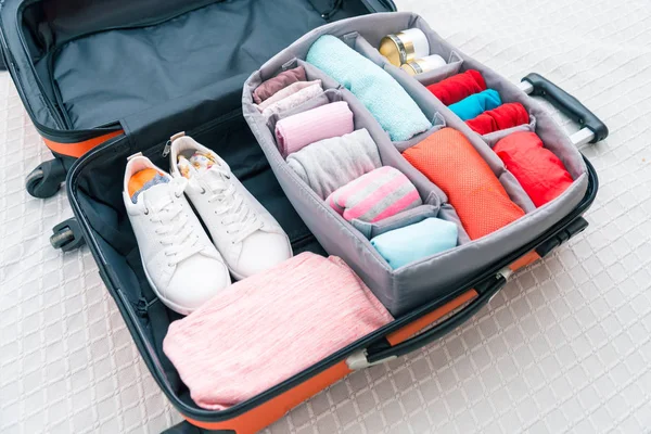 Vêtements soigneusement pliés dans une valise — Photo