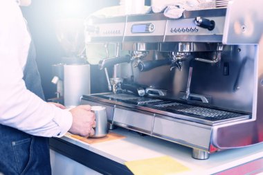 Caffee makine ile çalışan adam