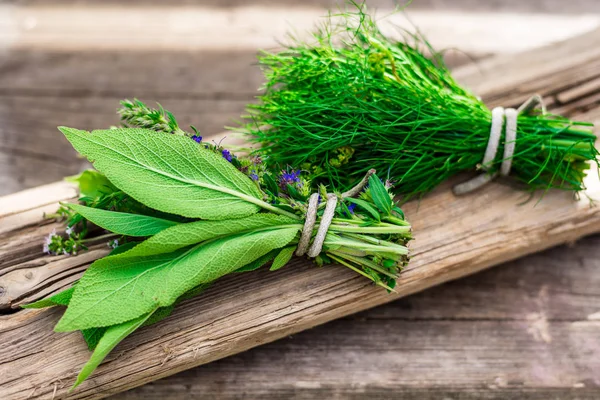 Bouquet d'épices et de saveur sur table en bois — Photo