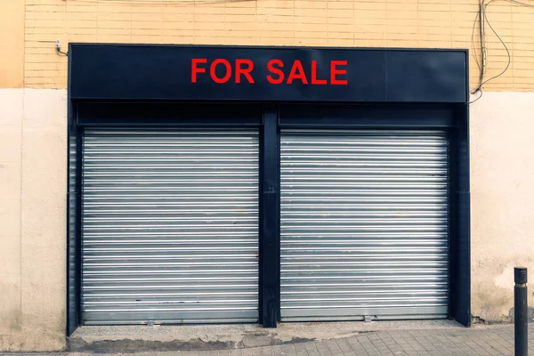 Zamknięty sklep na sprzedaż — Zdjęcie stockowe