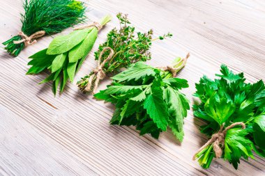 Demet baharat ahşap arka plan üzerinde