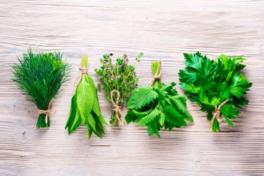 Demet baharat ahşap arka plan üzerinde