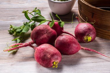 Ahşap masa üzerinde taze hasat büyük turp