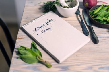 Ahşap masa üzerinde planlama menüsü