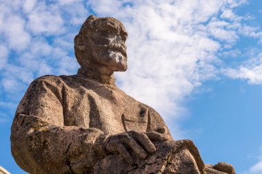 Kırık yüzü ile eski anıt