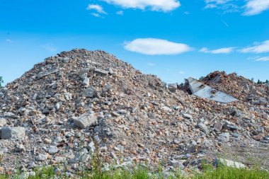 Mavi gökyüzü inşaat atık çıkışında
