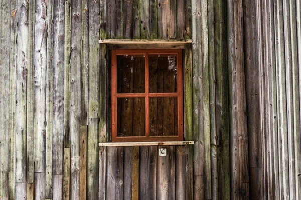 Ventana en la pared de madera vieja —  Fotos de Stock