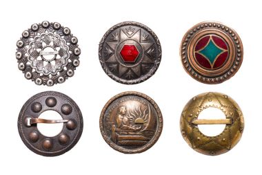 Antika metal Letonya Ulusal stili broşlar, izole kümesi