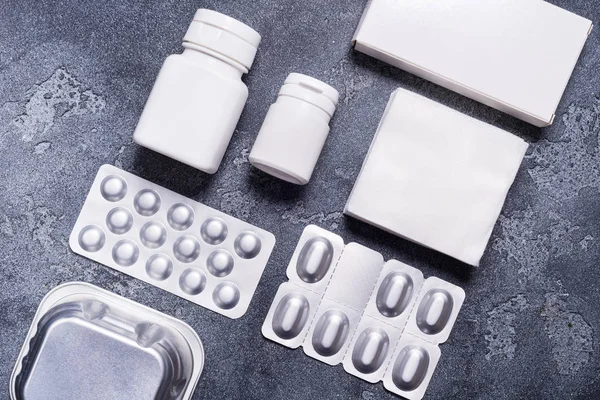 Uppsättning av medicinska behållare och blisterförpackningen för pils — Stockfoto