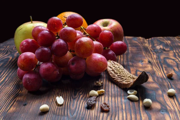 Uvas y frutas sobre fondo de madera vieja — Foto de Stock