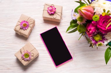 Tatil kavramı, hediye kutuları ve akıllı telefon