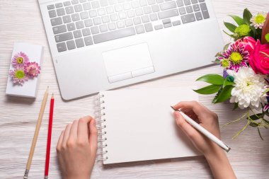 Çiçekçi Ofis Masası, eller kadın bilgisayarla çalışma