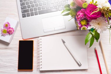 Çiçekçi Ofis Masası, dizüstü bilgisayar ve akıllı telefon