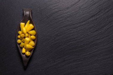 Yeşil Bebek biber dilimlenmiş siyah taş zemin üzerine