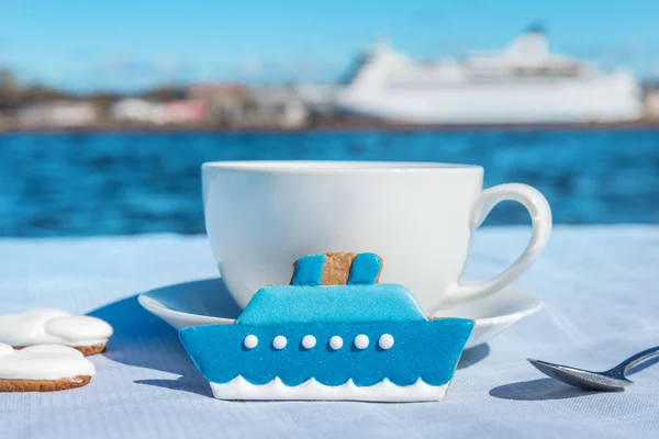 Пряничное печенье круизное судно, с чашкой кофе — стоковое фото
