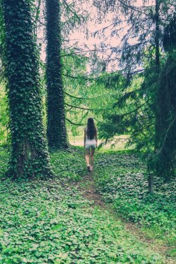 Vahşi ormanda genç kadın