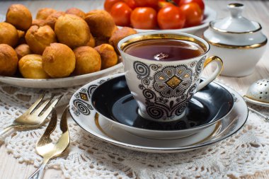 Fincan çay ve çörekler ahşap masa üzerinde