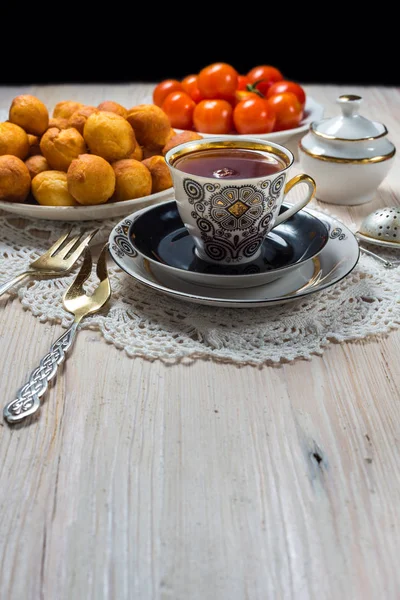 Cup of tea and donuts on wooden table — Stock Photo, Image